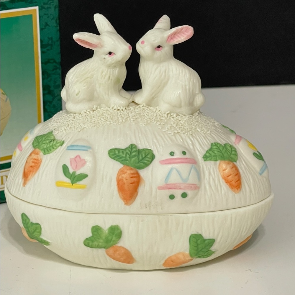 NIB Bunny Egg Covered Trinket Box World Bazaar Inc Jade Collection (T34)